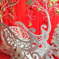 Фотозона "Катание на санях" в красном цвете