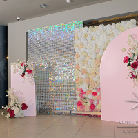 Фотозона Арт-пайетки с цветочным панно и полукруглыми панелями