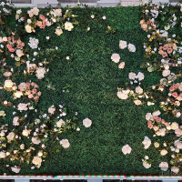 Стена "Самшит с букетами из цветов"