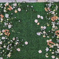 Стена "Самшит с букетами из цветов"