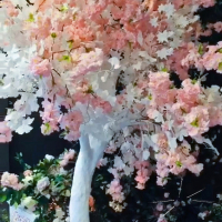 Цветущее дерево (веточки Гинкго и розовые розочки)