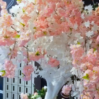 Цветущее дерево (веточки Гинкго и розовые розочки)