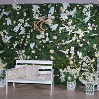 Зелёная стена с белыми листьями и плетёными колонами