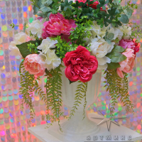 Фотозона "Динамические пайетки с панно из цветов"