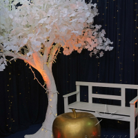Сказочное белое дерево с веточками Гинкго